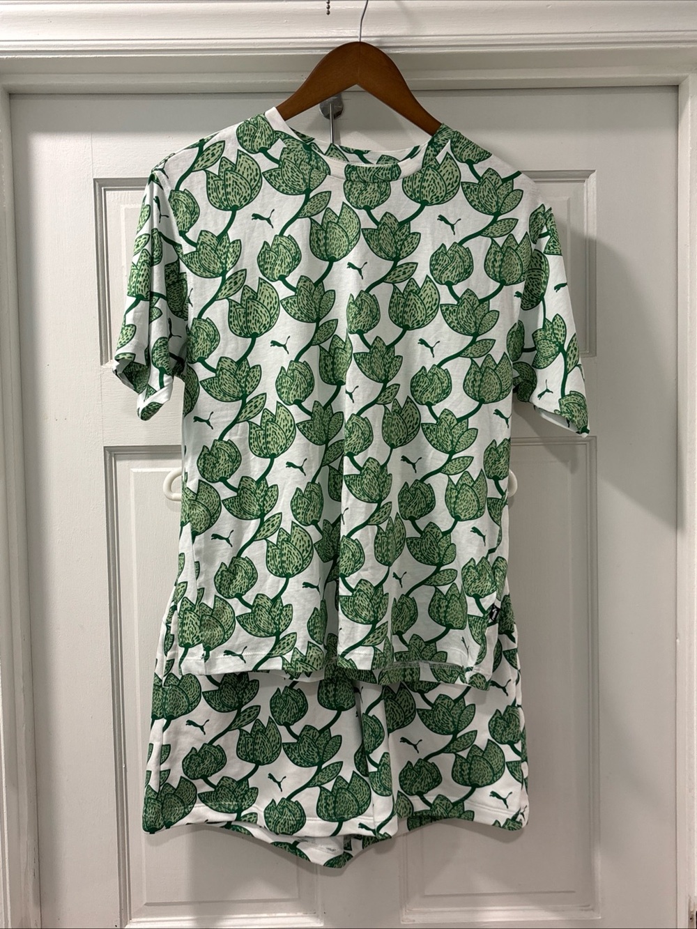 Puma Women’s ESS+ Blossom AOP Lounge Set Archive Green Size S Shorts & T-shirt - Picture 2 of 13